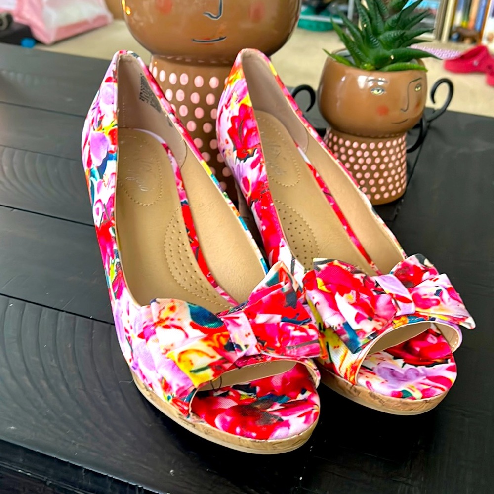 Low floral wedge with comfy insole.
